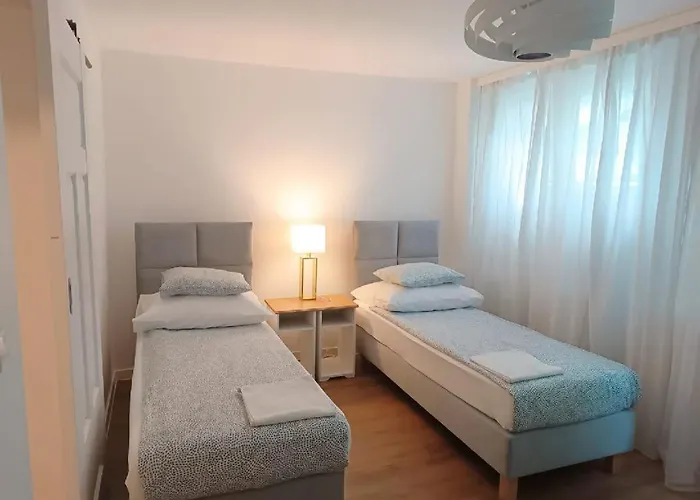 Close To Everywhere, Cosy Place